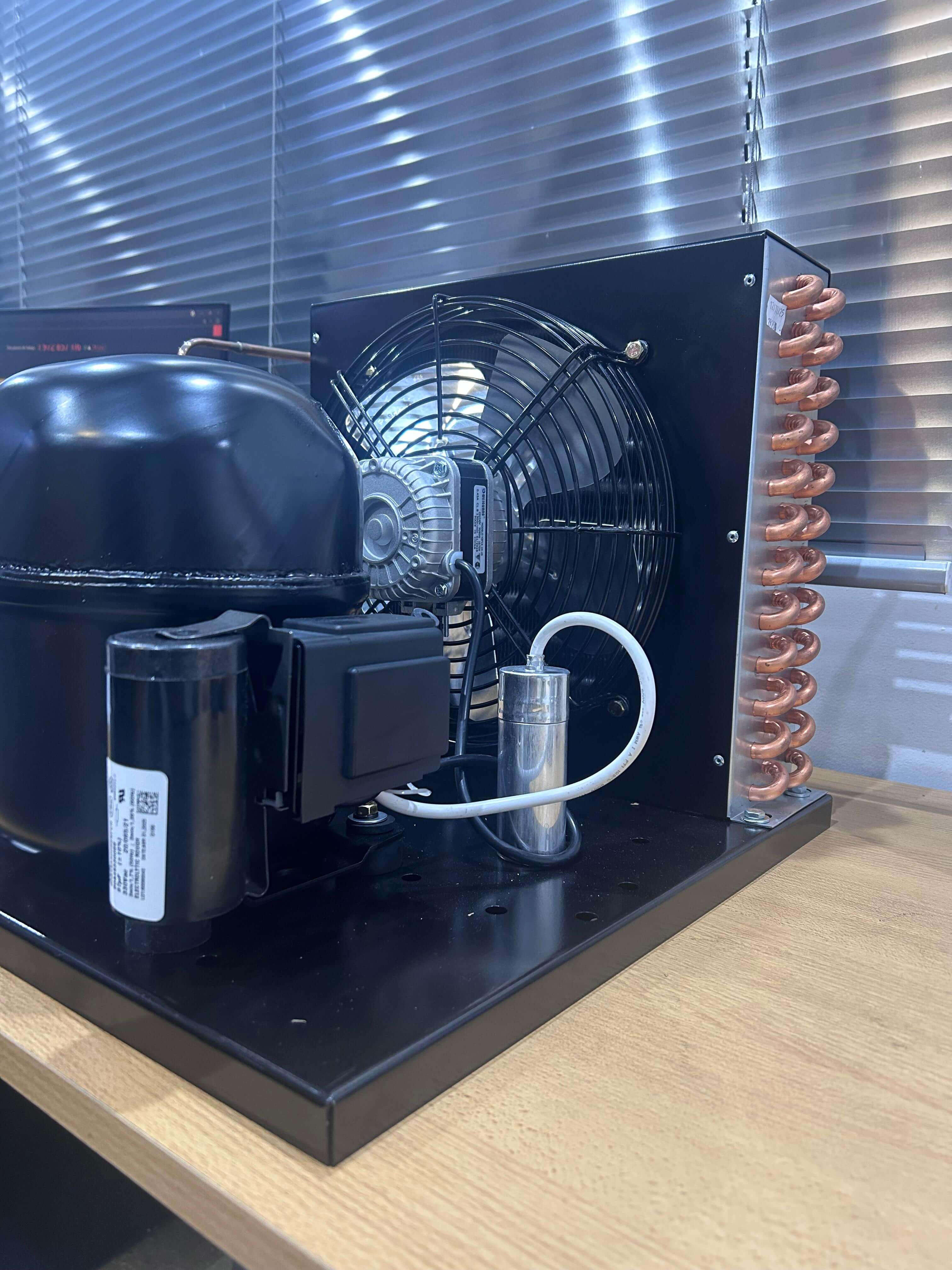 Unidad condensadora ensamblada por HyAR con compresor hermético, ventilador axial y condensador de cobre